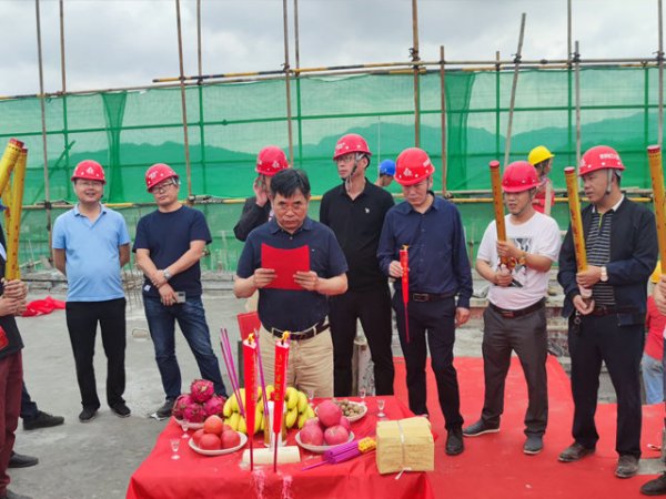 热烈庆祝习水通盛御河园一期9号楼封顶大吉